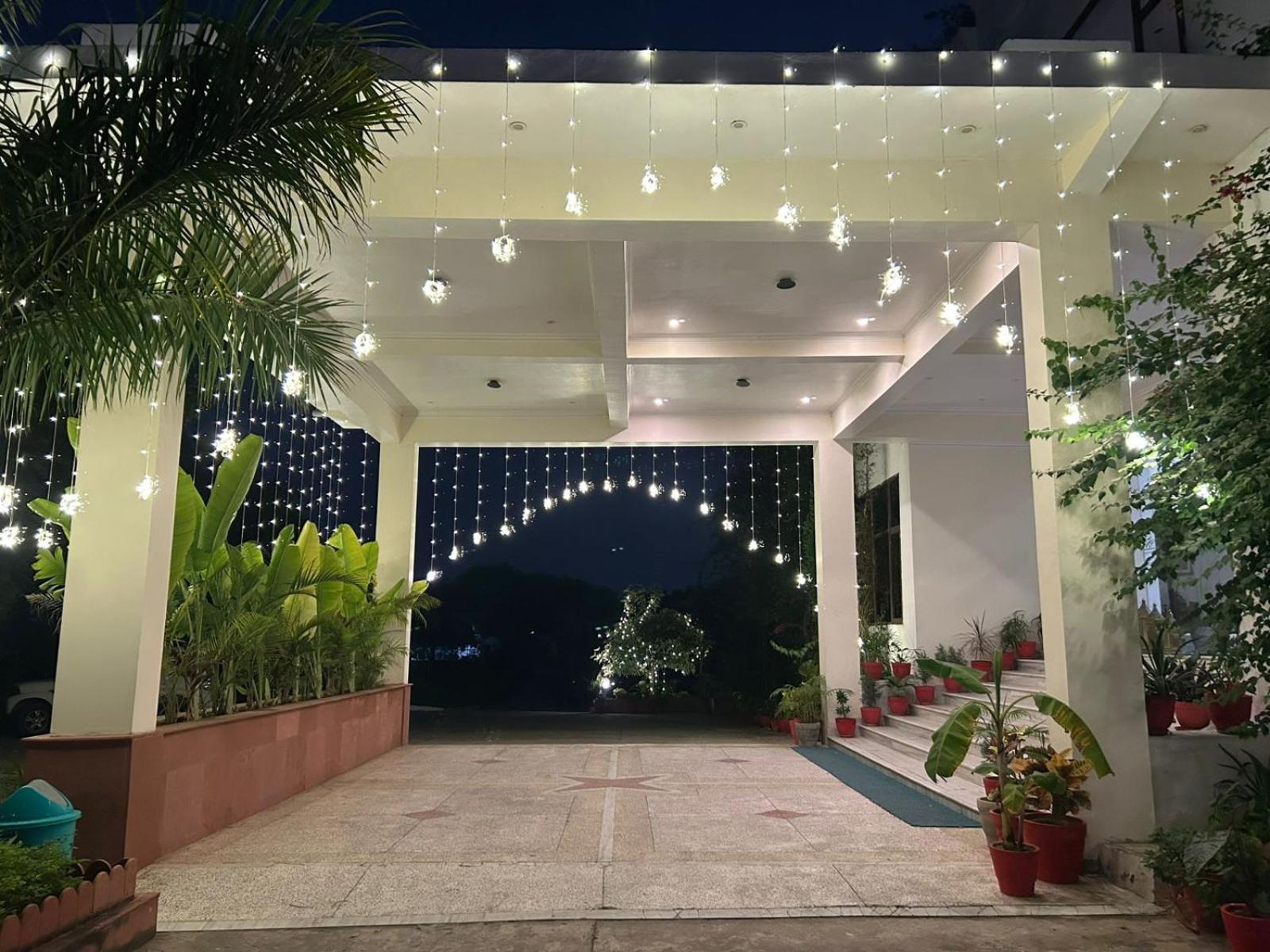 Gautam Hotels & Resorts Кхаджурахо Экстерьер фото